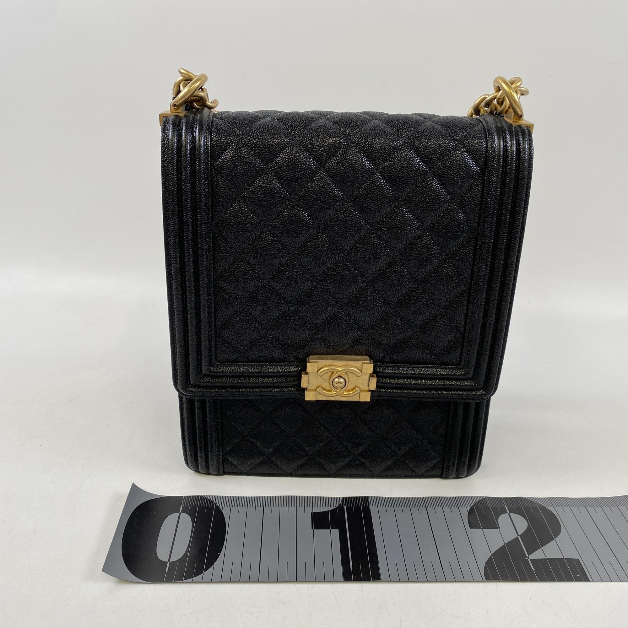 Chanel Caviar Le Boy hover