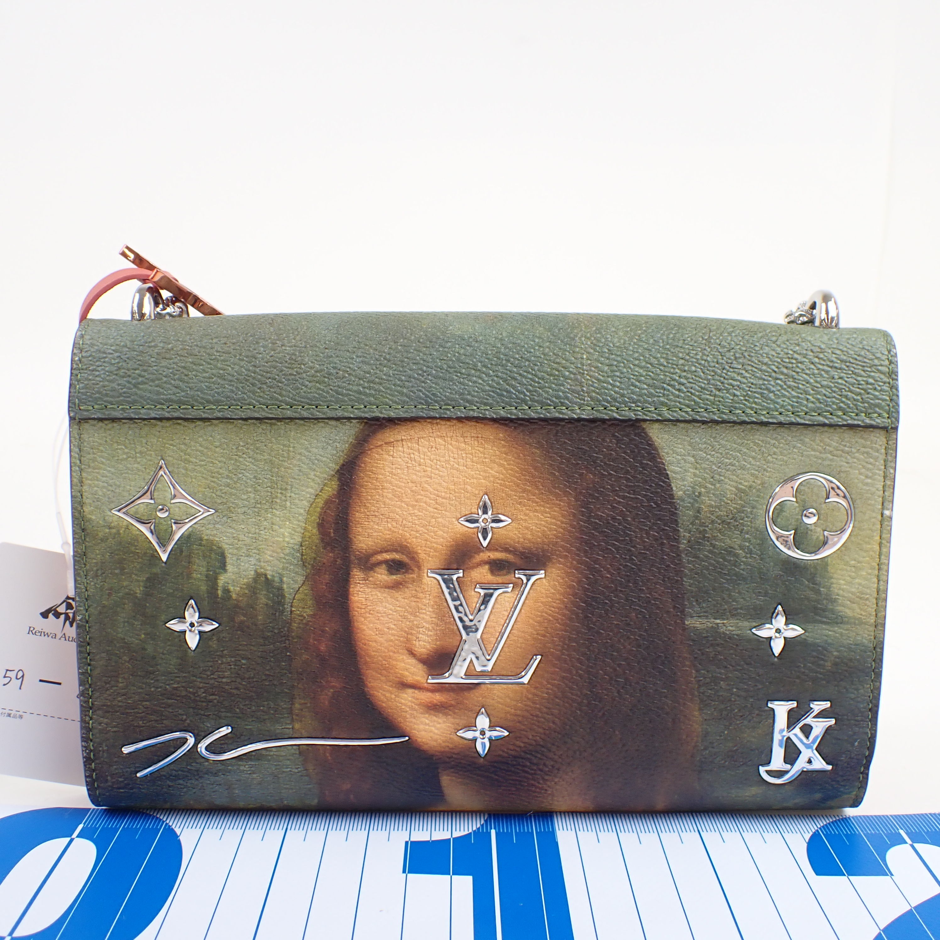 Chain pochette hover