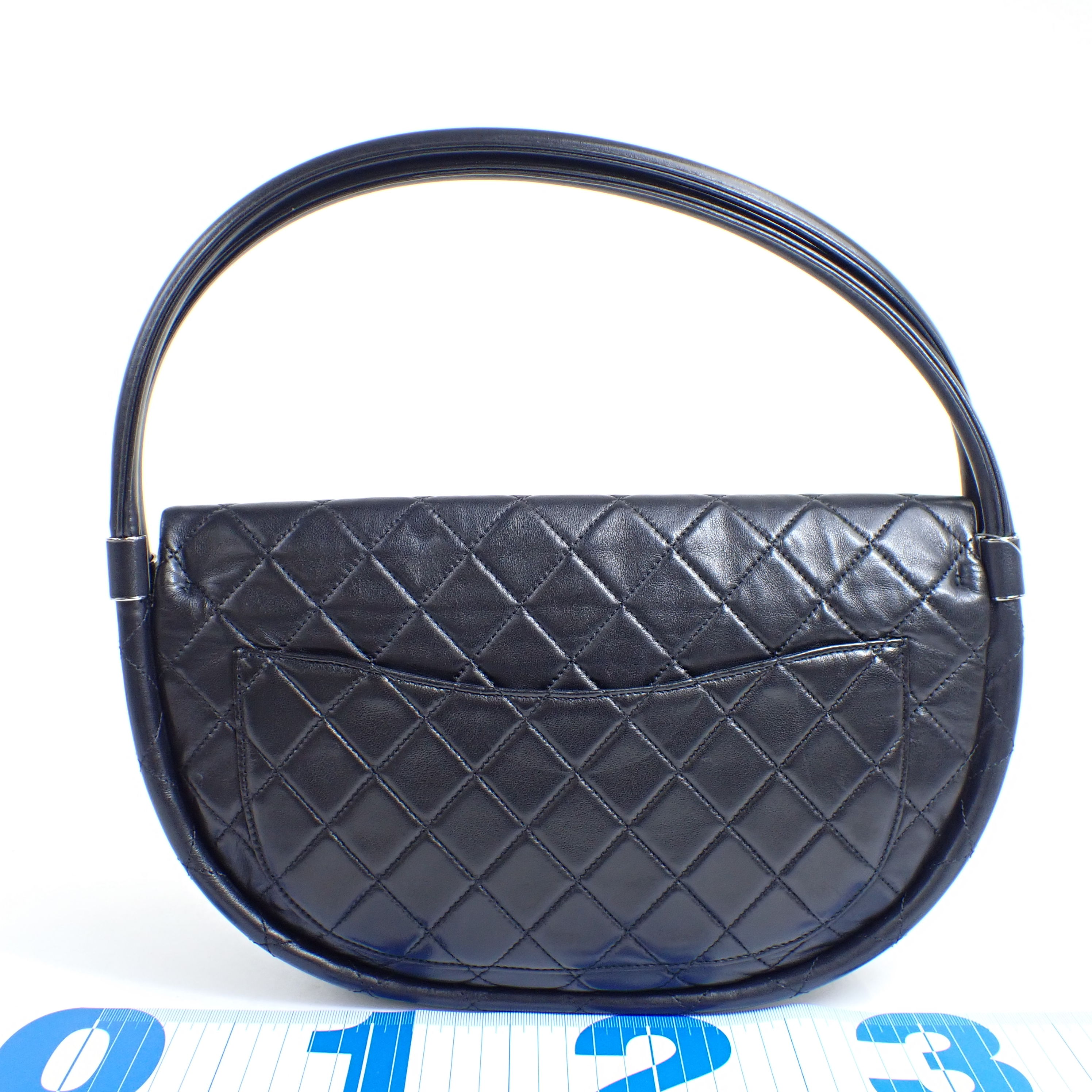 One-shoulder bag hover