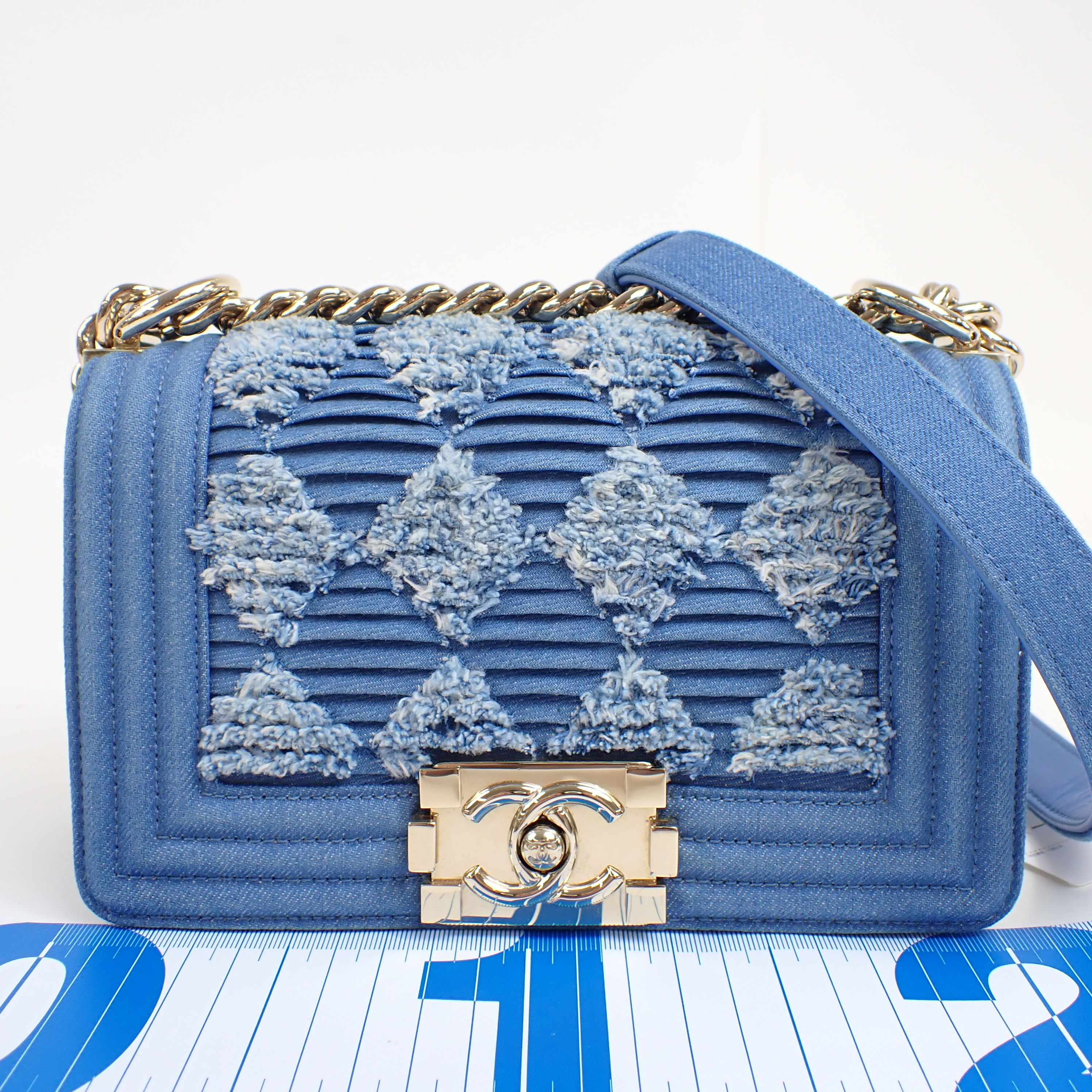 Chain shoulder bag