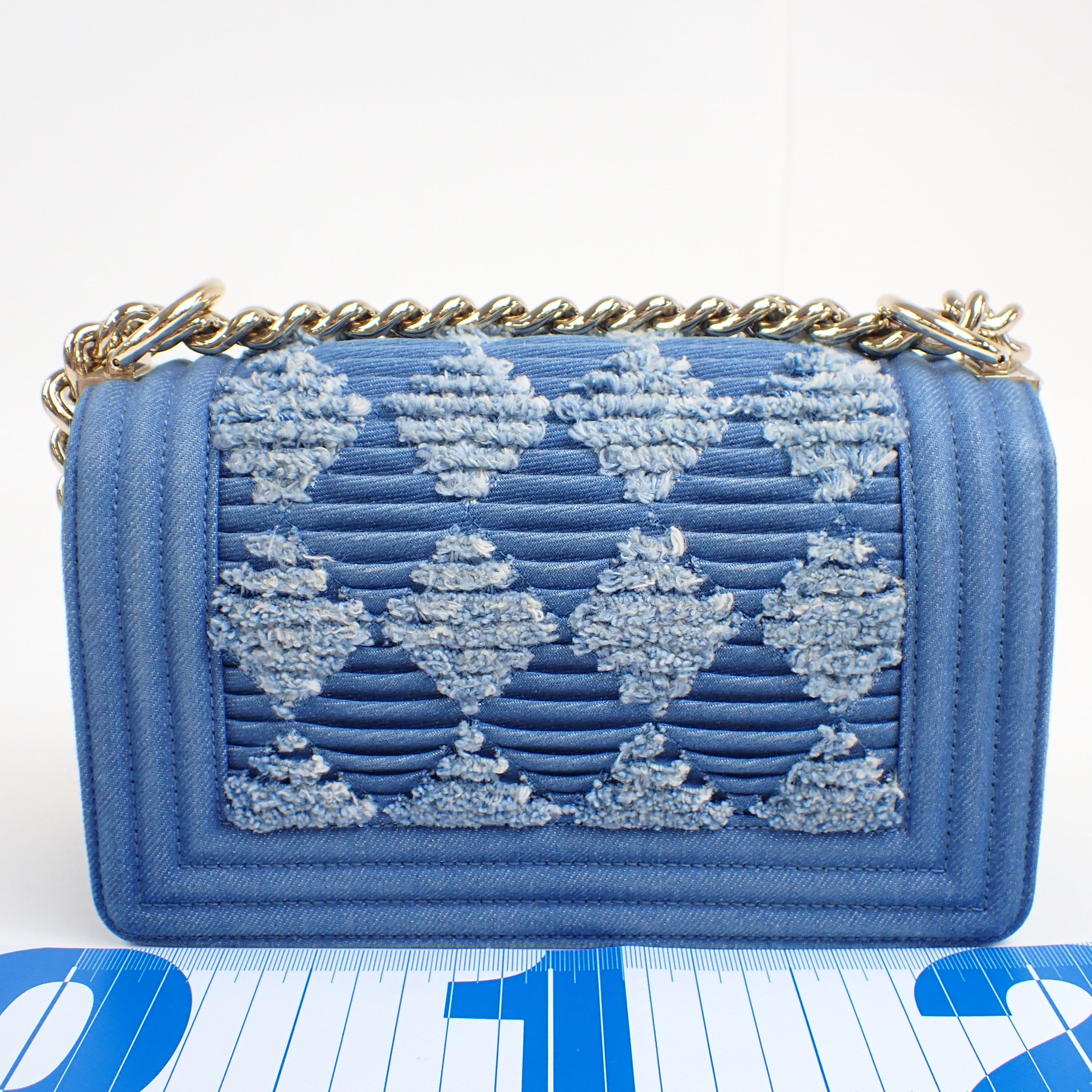 Chain shoulder bag hover